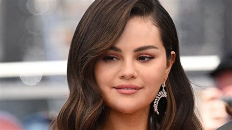 selena gomez sexy|Selena Gomez : envoûtante dans une robe au décolleté。